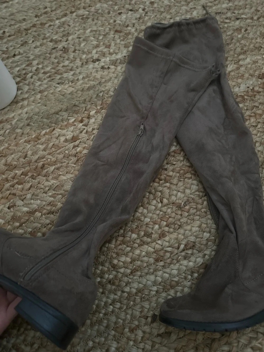 KNEE HIGH SUEDE BOOTS